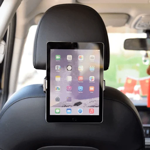 May hawak ng Tablet sa Likod ng Car Seat
