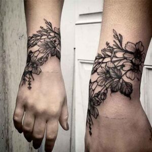 Цельнокроеная татуировка из черной хны с цветком на запястье