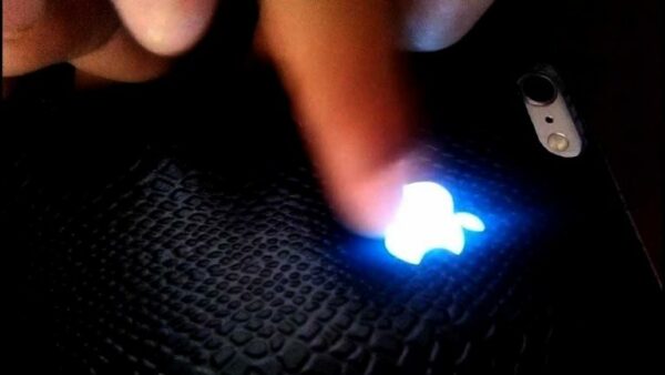 Suaicheantas Apple air a shoilleireachadh le solas LED Còmhdach cùise 3D Airson iPhone
